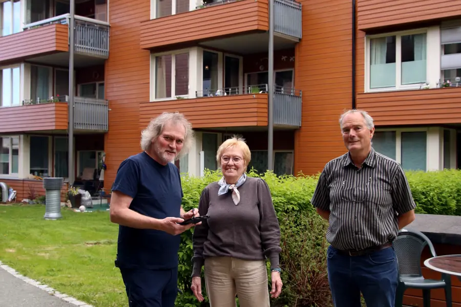 Bård Nyberg fra Anticimex sammen med styreleder Torild Arnevik og beboer Geir Pettersen i Meierutunet 2. 