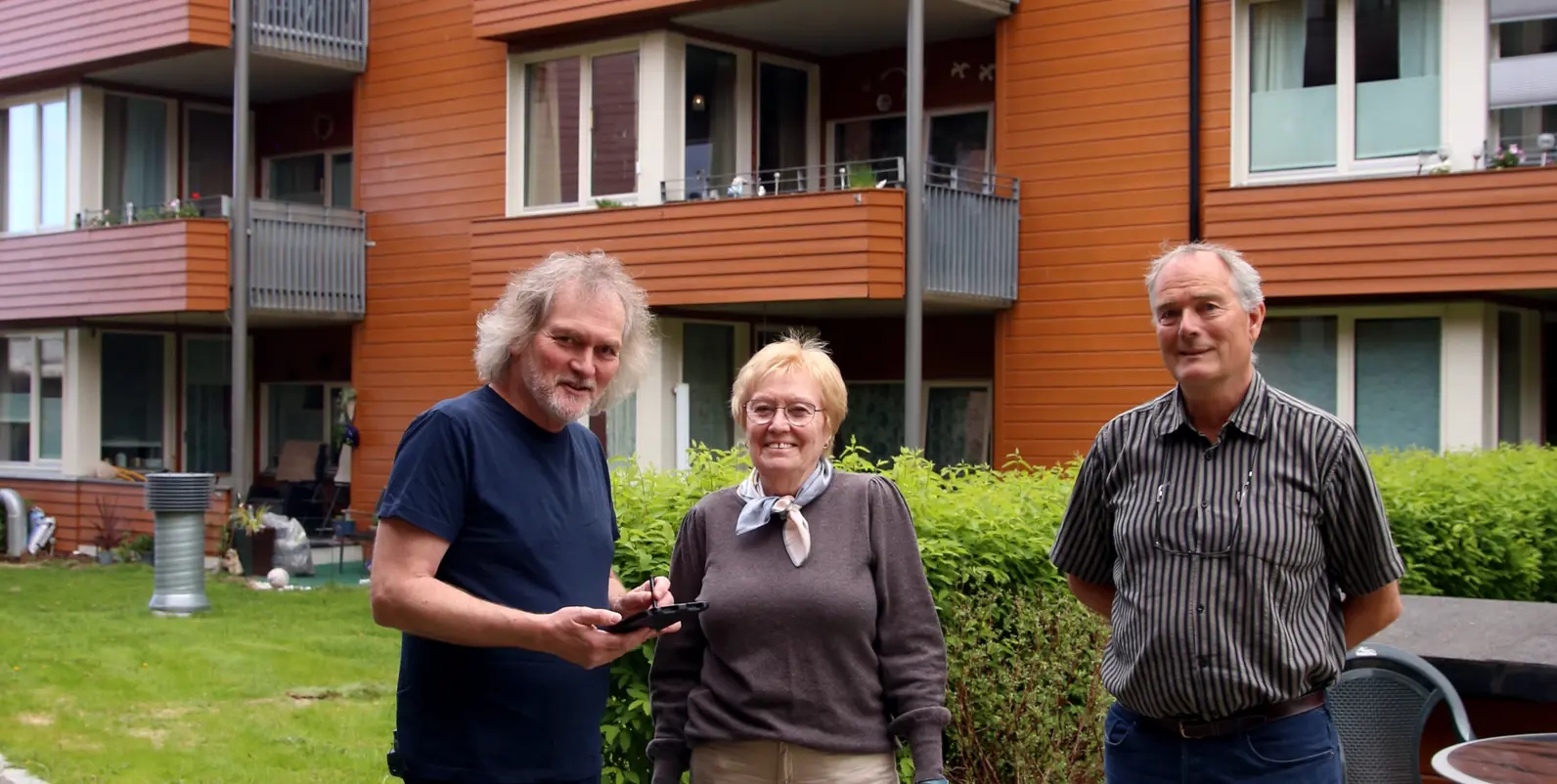 Bård Nyberg fra Anticimex sammen med styreleder Torild Arnevik og beboer Geir Pettersen i Meierutunet 2. 