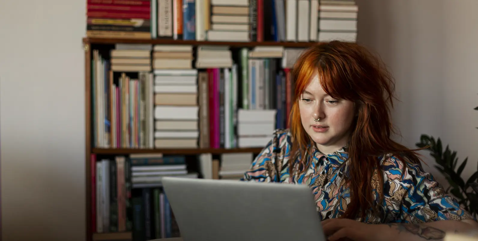 BM Jente i sofa med pc