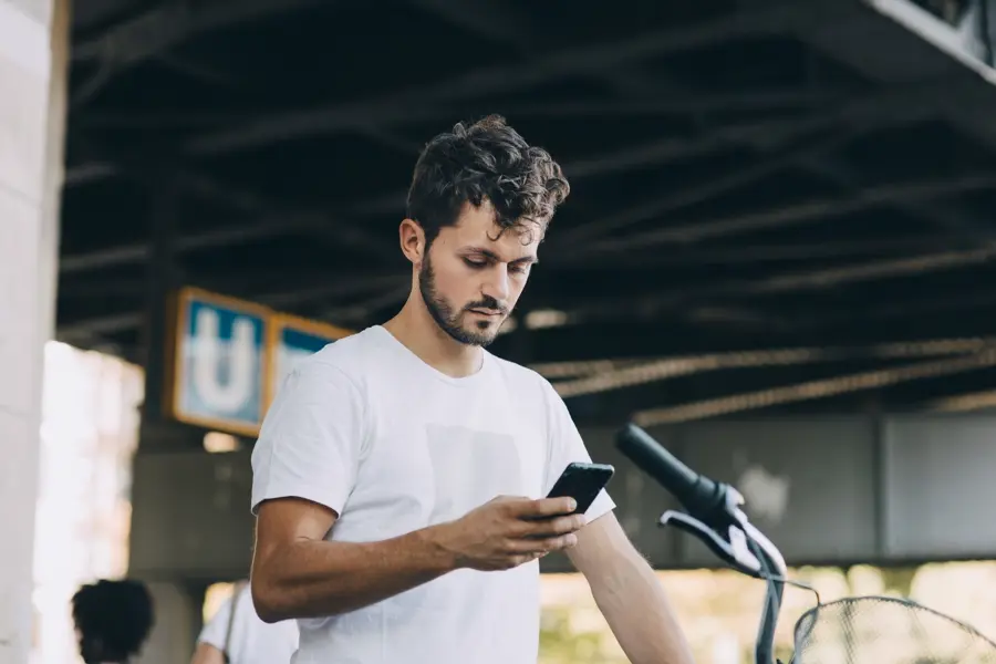 BM mann med smarttelefon