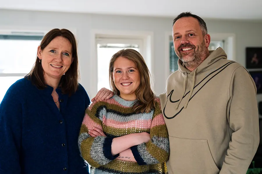 EGEN BOLIG: - Det blir deilig å få sin egen plass og kunne ha venninner på besøk, sier Sofie. Her sammen med mamma og pappa..