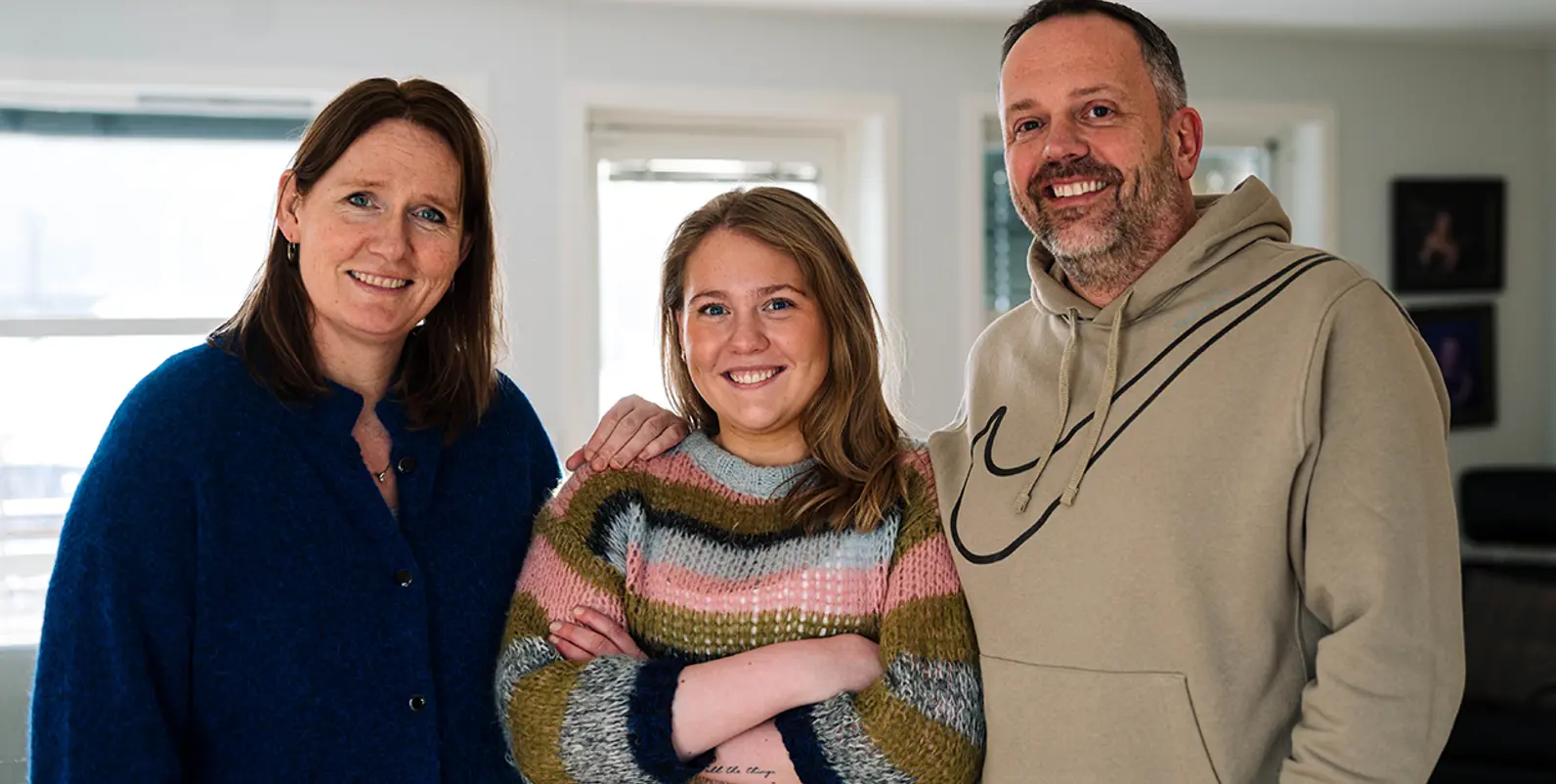 EGEN BOLIG: - Det blir deilig å få sin egen plass og kunne ha venninner på besøk, sier Sofie. Her sammen med mamma og pappa..