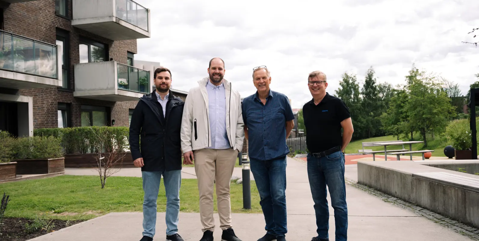 TOBB Smartmåling på plass i Sameiet Mellomila 57. Fra venstre: Kristoffer Nordmo (TOBB), Einar Bruland (Techem), Jan Pedersen og Harald Engstad (Styret i sameiet) FOTO: Ola H. Klæbo