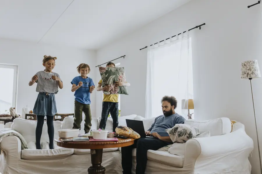 BM Far som jobber i stua med kids