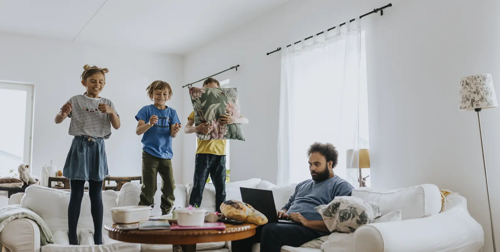 BM Far som jobber i stua med kids