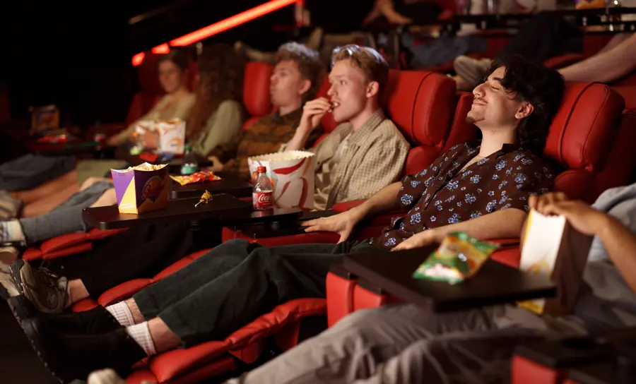 /media/uu1hfen1/venner-paa-kino_4.jpg?width=900&format=WebP&v=1dab65b7eafa390